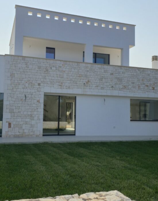 Installazione di infissi minimali scorrevoli e battenti su una villa a San Vito dei Normanni