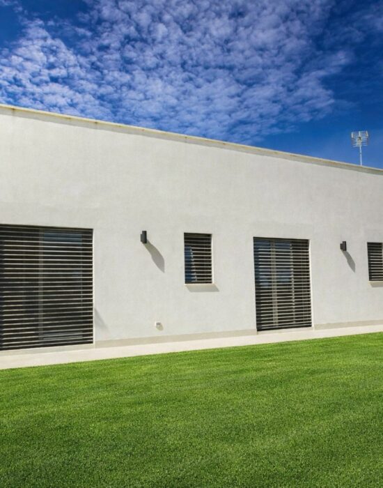 Villa in Puglia: scorrevoli Finstral, schermature solari, e pavimento Clap 3D