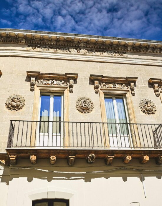 Palazzotto ristrutturato a San Vito dei Normanni: infissi Finstral Classic-line con scuretti in PVC e parquet rovere made in Italy